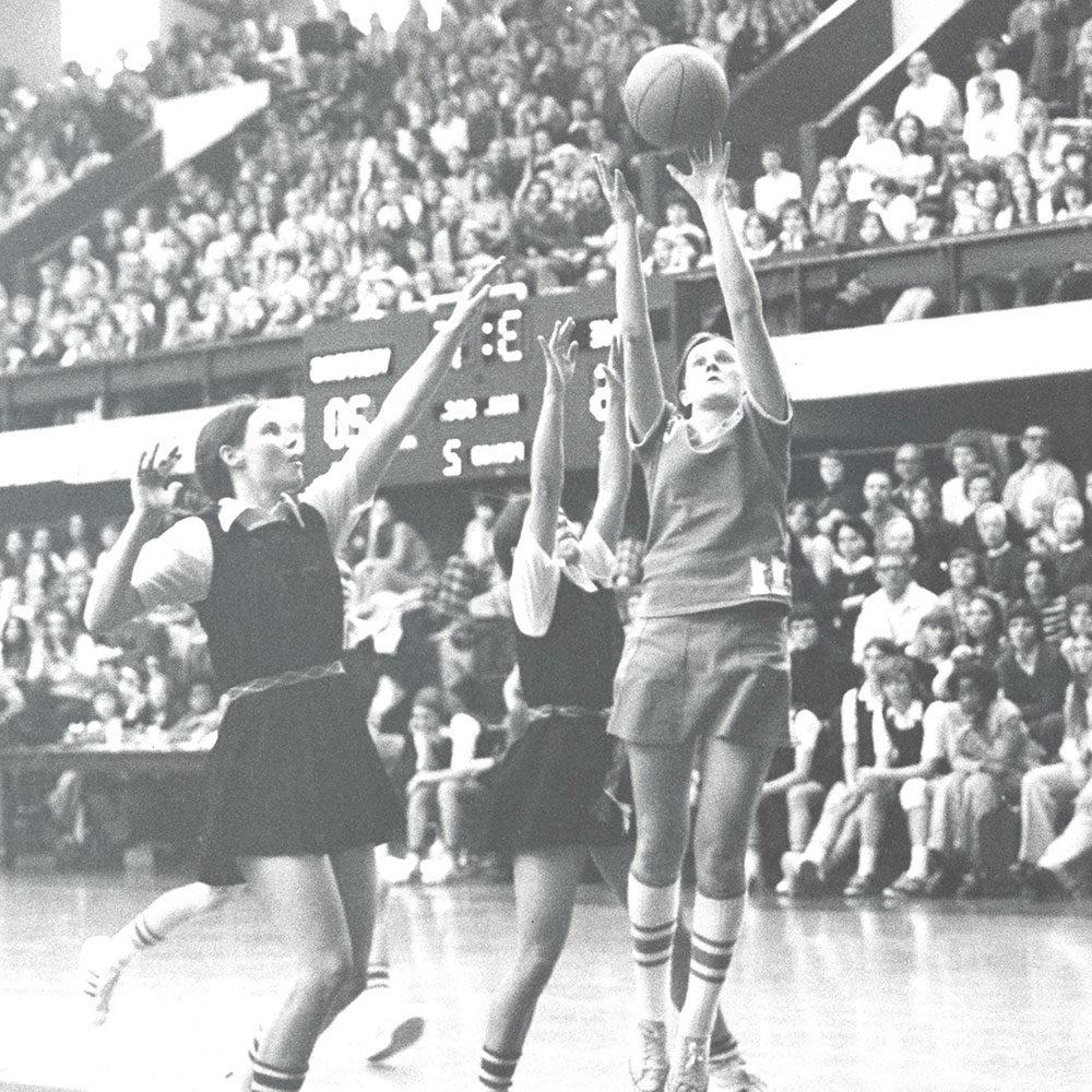 强大的mac篮球-强大的mac女子篮球队的黑白照片